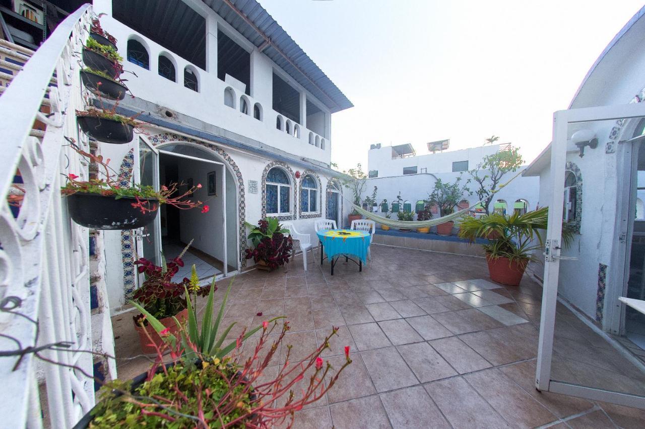 Alexandross Hostel Puerto Vallarta Exterior photo